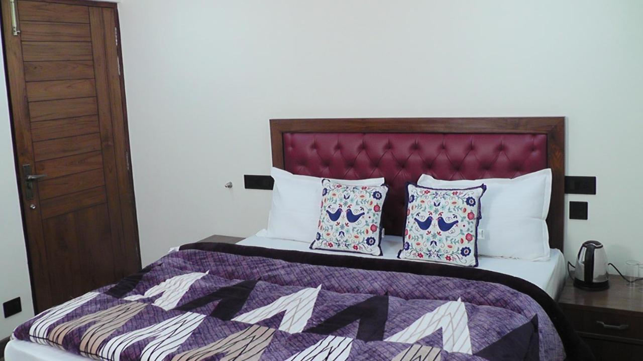 Hotel Jakhu Heights Шимла Экстерьер фото