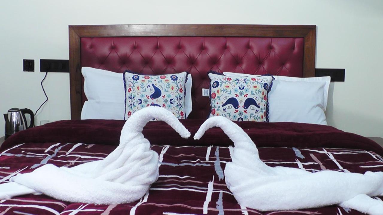 Hotel Jakhu Heights Шимла Экстерьер фото