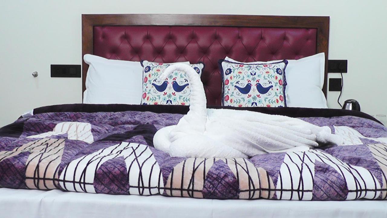 Hotel Jakhu Heights Шимла Экстерьер фото