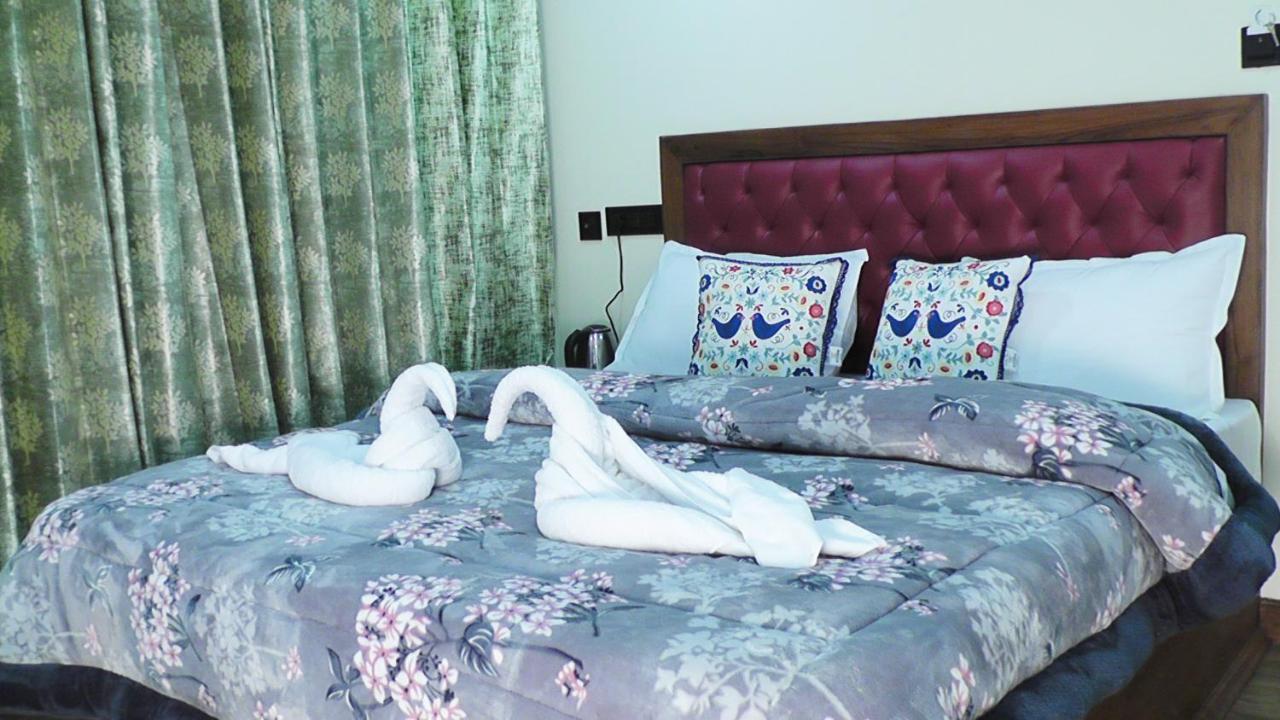 Hotel Jakhu Heights Шимла Экстерьер фото